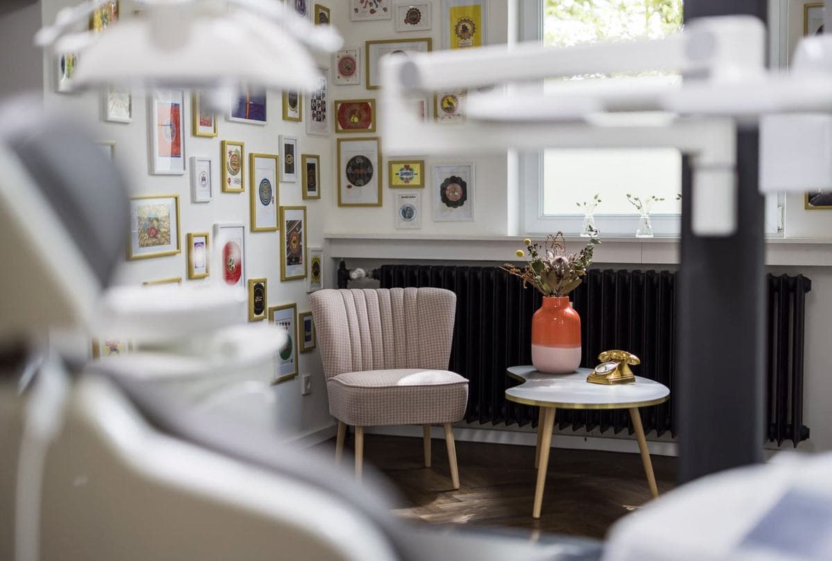 Behandlungszimmer mit Bilderwand